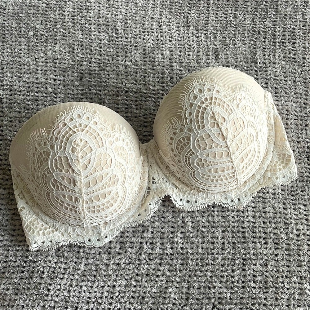 Victoria’s Secret 32D Cream & White Lace Strapless Bra